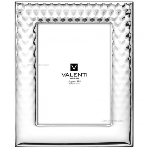 Cornice portafoto Valenti & Co. Lucido Cubi codice 52160/5L in argento laminato con elegante lavorazione geometrica lucida e retro in legno, ideale per fotografie formato 18x24 cm.